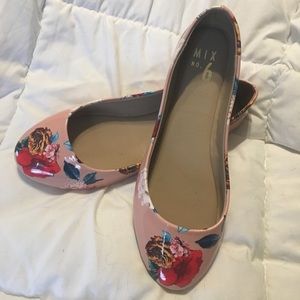 Mix no 6 floral round toe flats, size 7.5